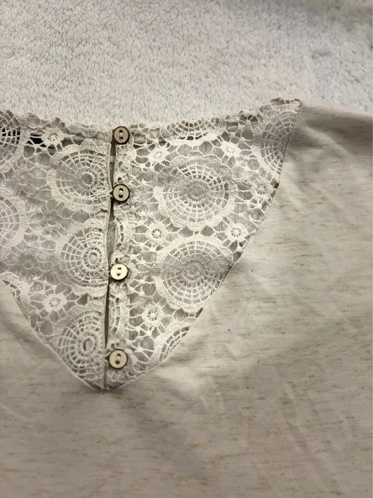 Camiseta beige con lentejuelas – photo 5